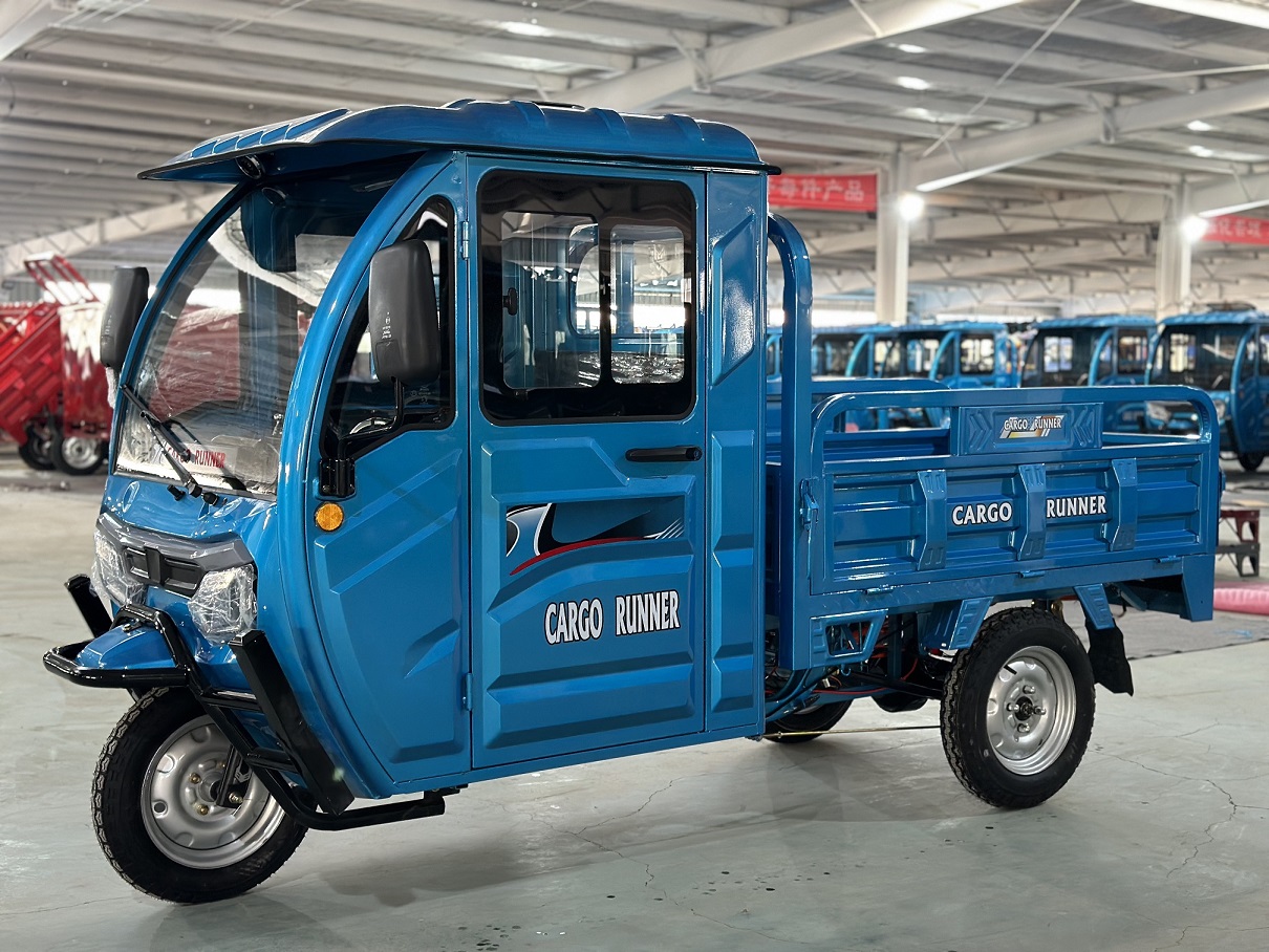 CARGO RUNNER mit Kabine und Türen